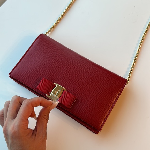 Salvatore Ferragamo Vera Bow crossbody/clutch w/detachable long gold chain - Picture 11 of 12